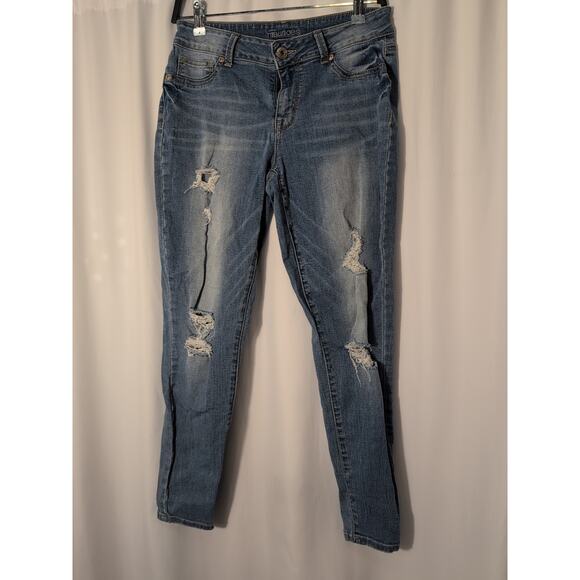 Maurices Womens Medium Short Distressed Blue Jean Denim Pants stretch - Picture 1 of 9